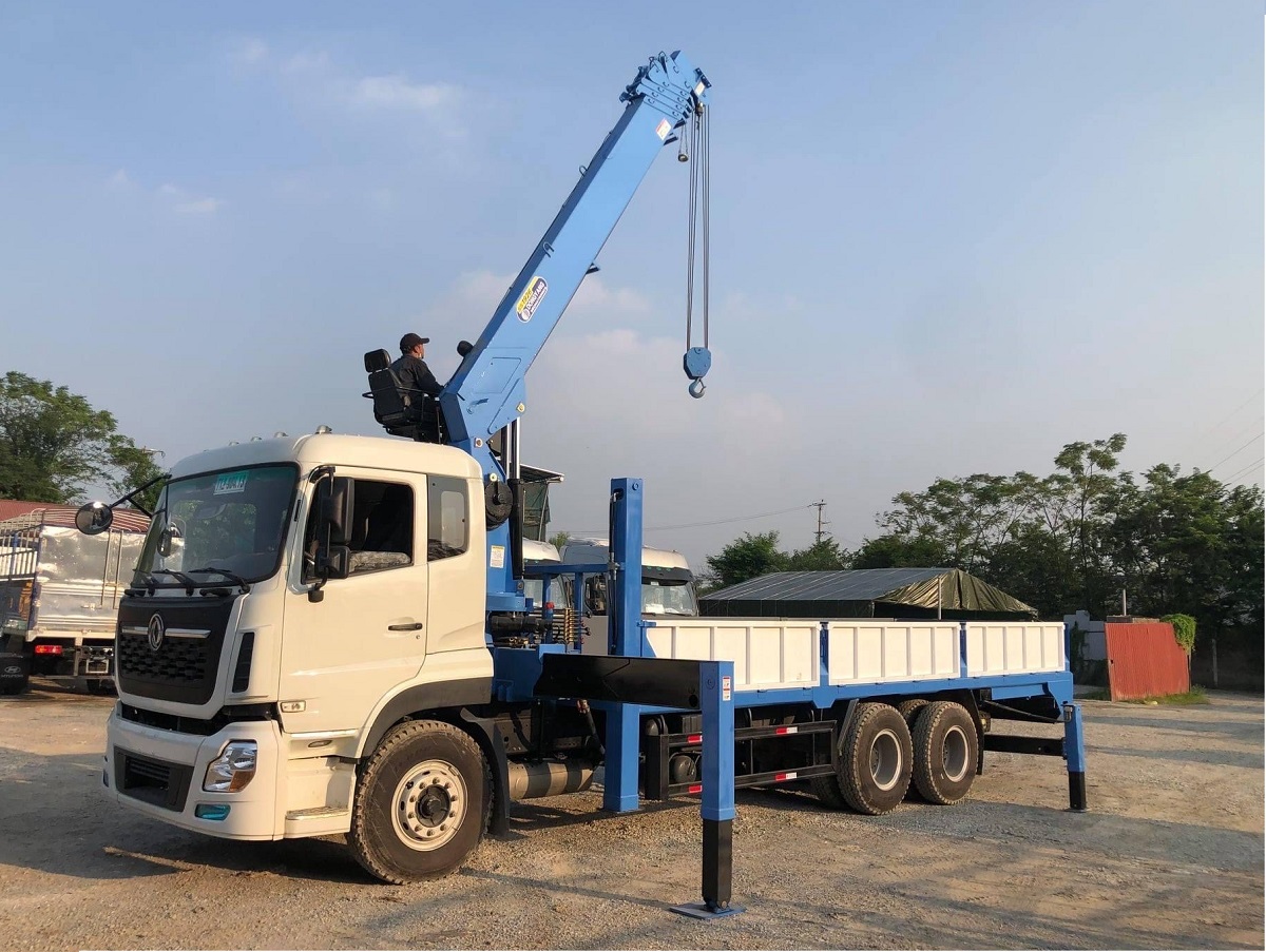 DONGFENG 3 CHÂN GẮN CẨU DONGYANG 7 TẤN