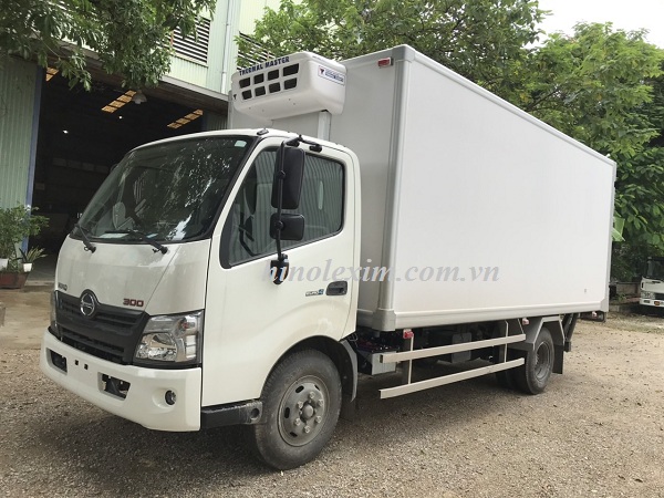 Xe tải 3,5 tấn Hino thùng đông lạnh có bửng nâng